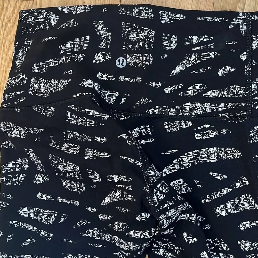 Lululemon Wunder Under Crops Graf Black & White sz 6